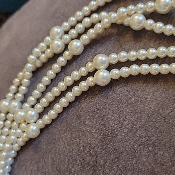 Simply VERA Cream Pearl Layered Audrey Hepburn Bridal Castlecore Necklace - Picture 8 of 9